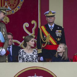 Los Reyes Felipe y Letizia, muy felices con la Princesa Leonor y la Infanta Sofía en el Día de la Hispanidad 2016