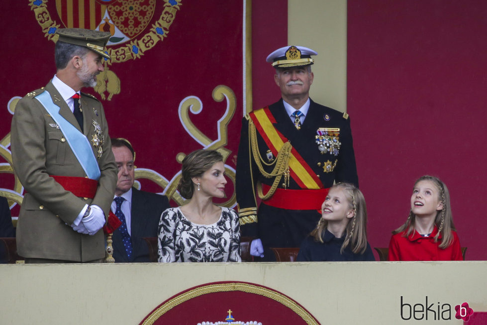 Los Reyes Felipe y Letizia, muy felices con la Princesa Leonor y la Infanta Sofía en el Día de la Hispanidad 2016