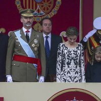 Los Reyes Felipe y Letizia, la Princesa Leonor y la Infanta Sofía al paso de la bandera en el Día de la Hispanidad 2016