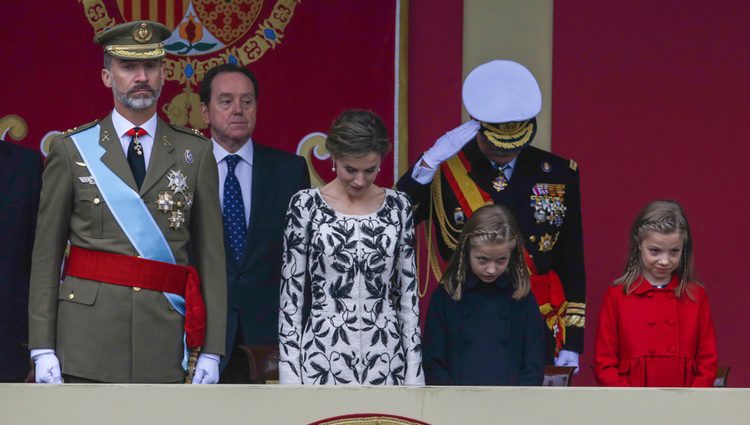 Los Reyes Felipe y Letizia, la Princesa Leonor y la Infanta Sofía al paso de la bandera en el Día de la Hispanidad 2016