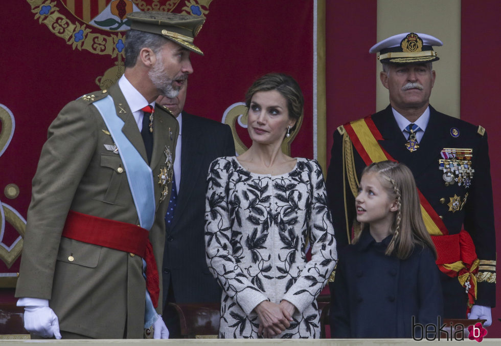 El Rey Felipe habla con la Reina Letizia y la Princesa Leonor en el Día de la Hispanidad 2016