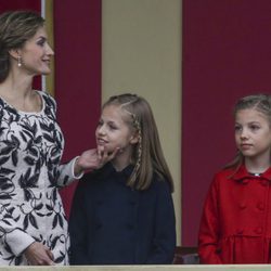 La Reina Letizia hace una carantoña a la Princesa Leonor junto a la Infanta Sofía en el Día de la Hispanidad 2016