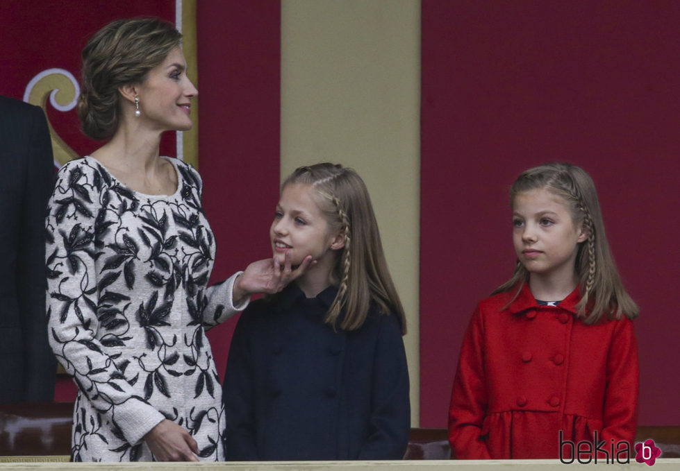 La Reina Letizia hace una carantoña a la Princesa Leonor junto a la Infanta Sofía en el Día de la Hispanidad 2016