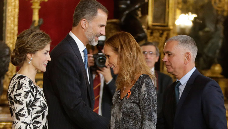 Sandra Ibarra y Juan Ramón Lucas saludan a los Reyes Felipe y Letizia en la recepción del Día de la Hispanidad 2016