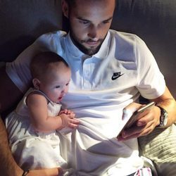 Mario Suárez con su hija Matilda en brazos