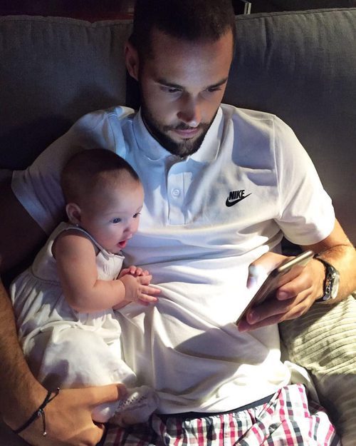 Mario Suárez con su hija Matilda en brazos