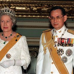 El Rey Bhumibol Adulyadej de Tailandia y la Reina Isabel II en un encuentro en Bangkok