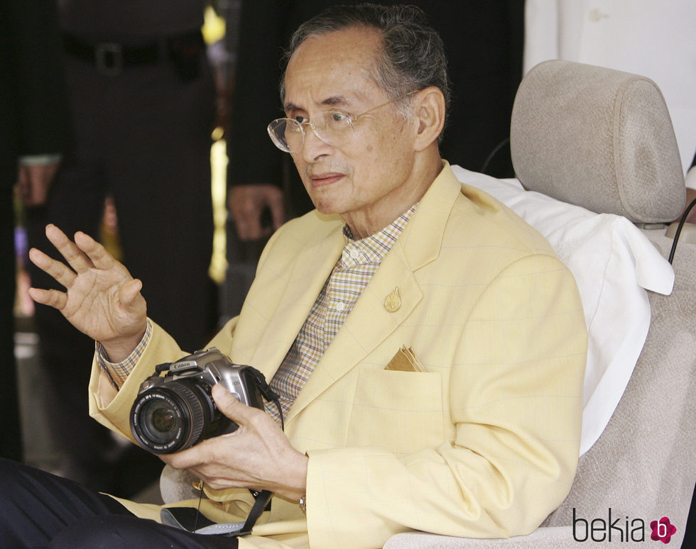 El Rey Bhumibol Adulyadej de Tailandia haciendo una foto durante una salida privada