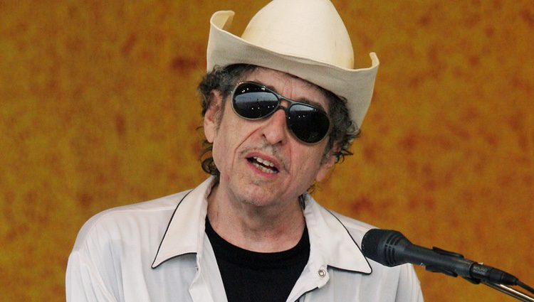 Bob Dylan durante su actuación en festival de Jazz de Nueva Orleans