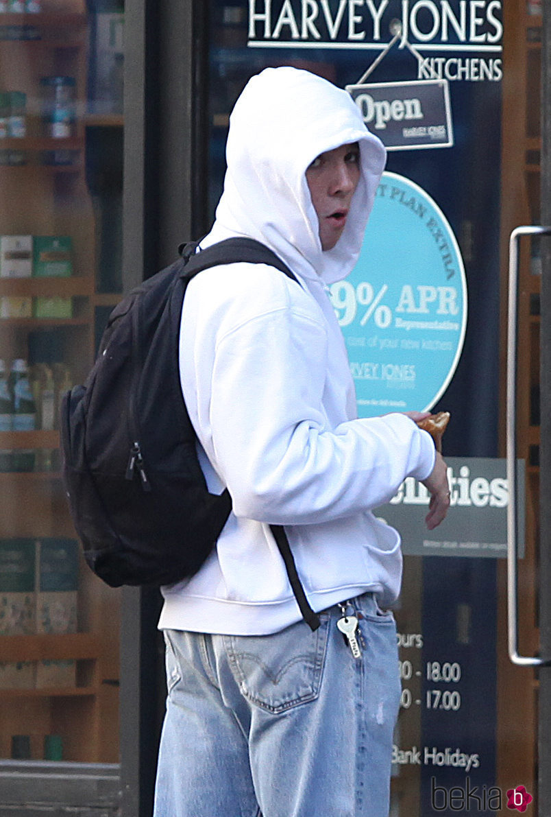 Rocco Ritchie paseando por las calles de Londres