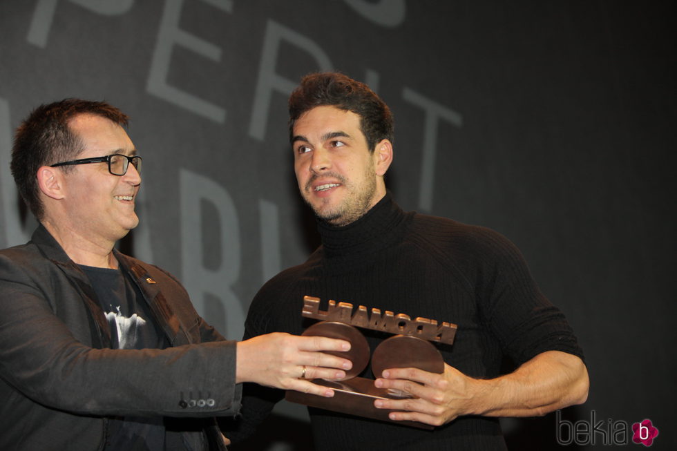 Mario Casas recibiendo el Premio Bacardí Sitges al Espíritu Indomable 2016