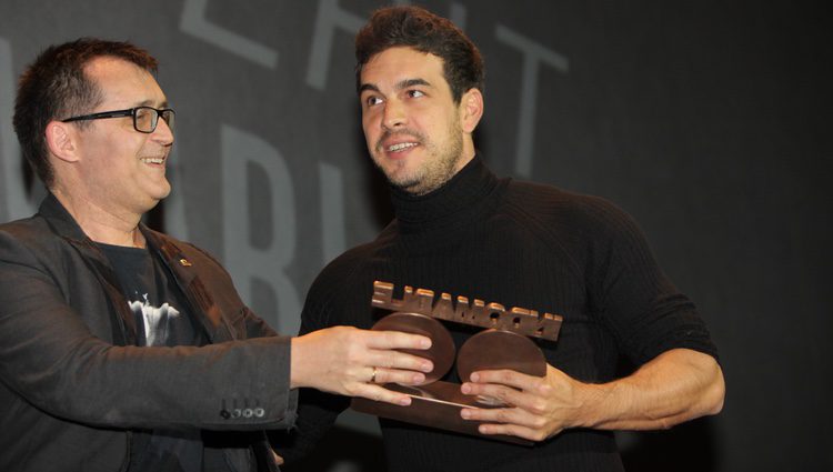 Mario Casas recibiendo el Premio Bacardí Sitges al Espíritu Indomable 2016