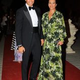 Óscar Higares y su mujer Sandra Álvarez durante la X Edicion de los Premios Escaparate en Sevilla.