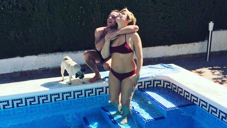 Tania Llasera presume de tipazo en la piscina