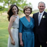 George W Bush con su mujer Luara y sus dos hijas Barbara y Jenna el día de su boda