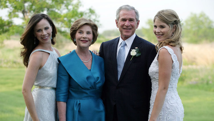 George W Bush con su mujer Luara y sus dos hijas Barbara y Jenna el día de su boda