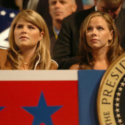 Jenna y barbara Bush en la campaña electoral de su padre