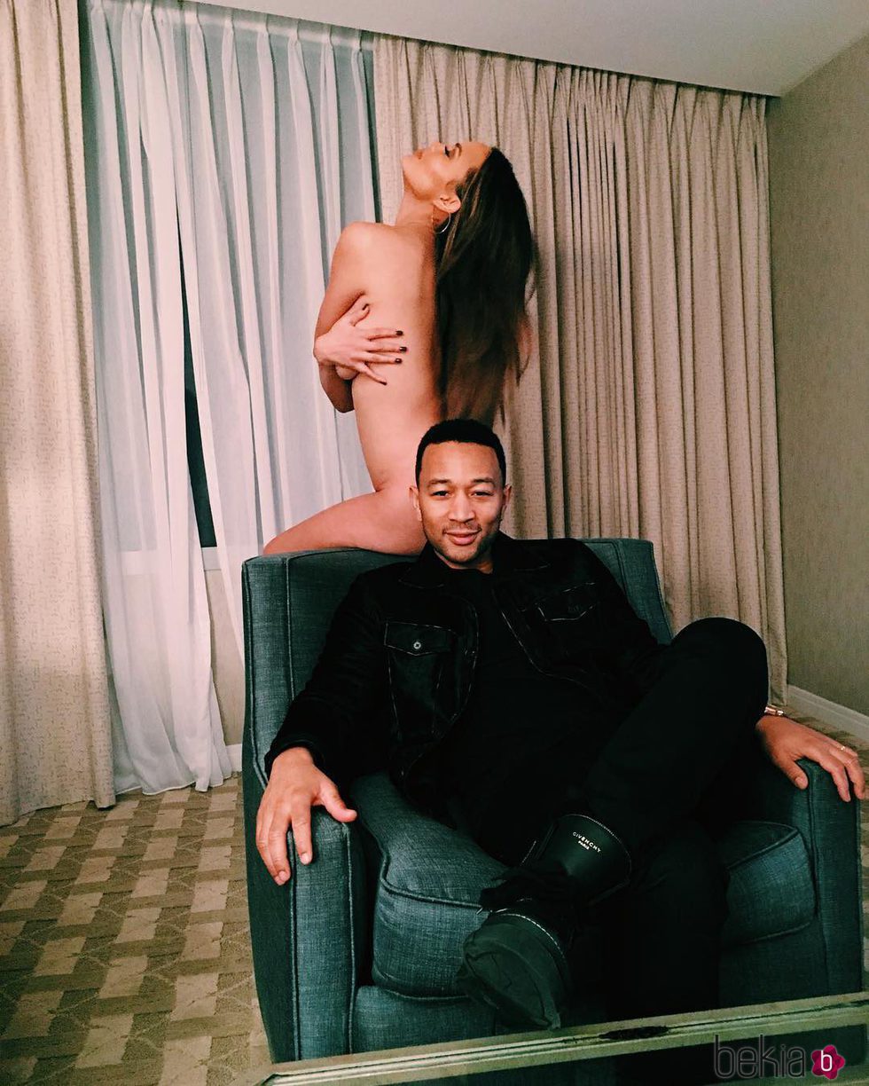 Chrissy Teigen desnuda con John Legend