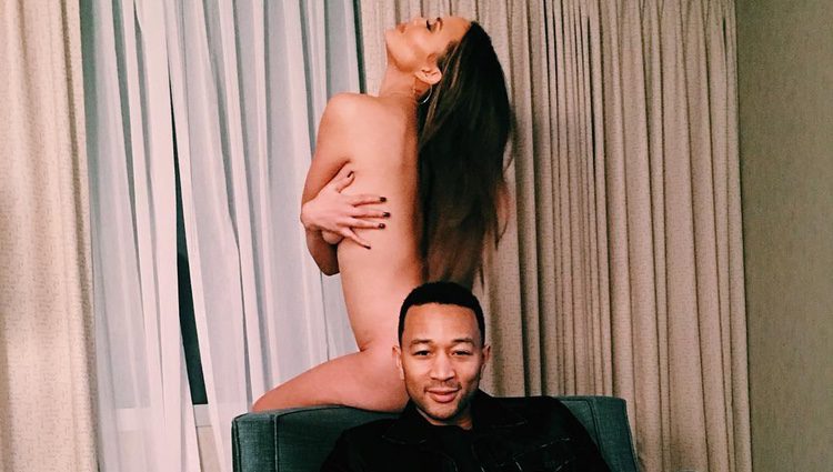 Chrissy Teigen desnuda con John Legend