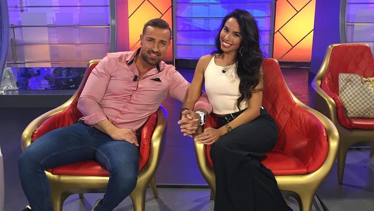 Rafa Mora con su novia Macarena en el plató de 'MYHYV'