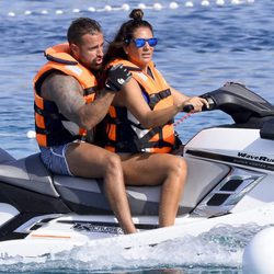 Raquel Bollo y Rafa Mora en moto de agua en Ibiza