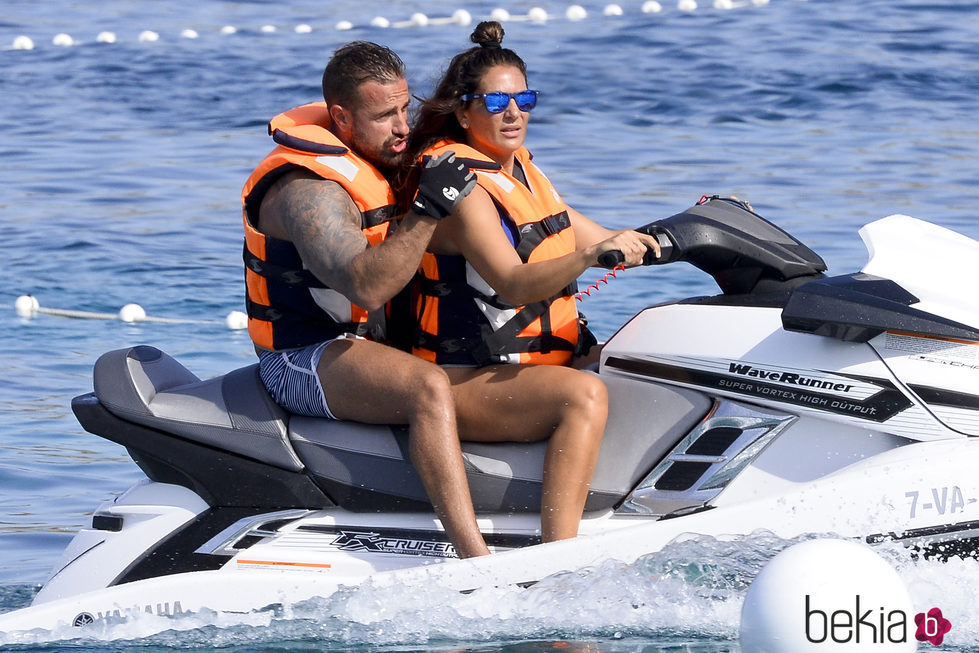 Raquel Bollo y Rafa Mora en moto de agua en Ibiza