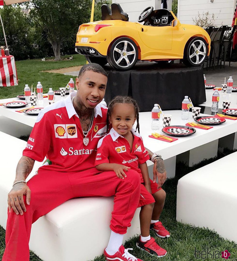 Tyga y su hijo King Cairo en la fiesta de cumpleaños del pequeño