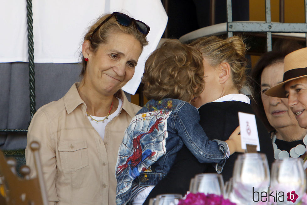 La Infanta Elena con Marta Ortega y su hijo Amancio en el Concurso de Saltos de Sevilla 2016