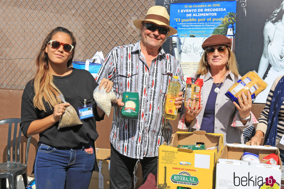 Gloria Camila, Amador Mohedano y Gloria Mohedano en una recogida solidaria de alimentos