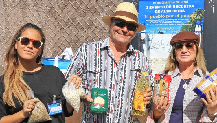 Gloria Camila, Amador Mohedano y Gloria Mohedano en una recogida solidaria de alimentos