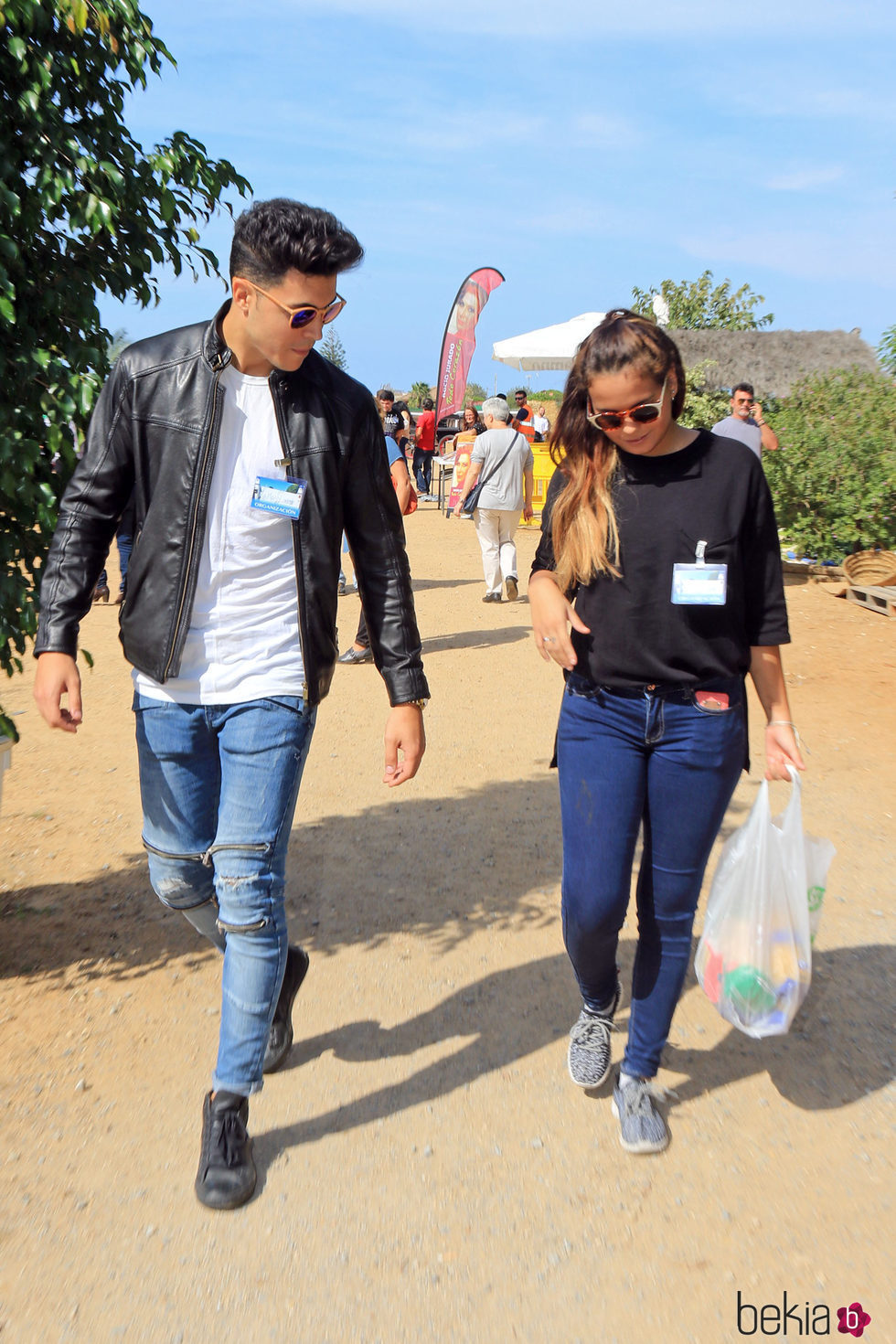 Gloria Camila y su novio Kiko llegando a la recogida solidaria de alimentos de su tío Amador Mohedano