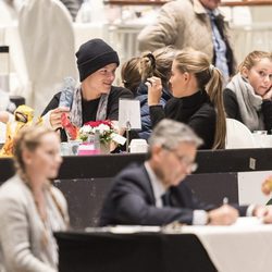 Marius Borg, hijo de la princesa Mette-Marit, junto a su novia en el Show del Caballo de Oslo