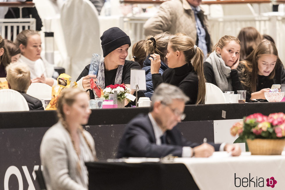 Marius Borg, hijo de la princesa Mette-Marit, junto a su novia en el Show del Caballo de Oslo