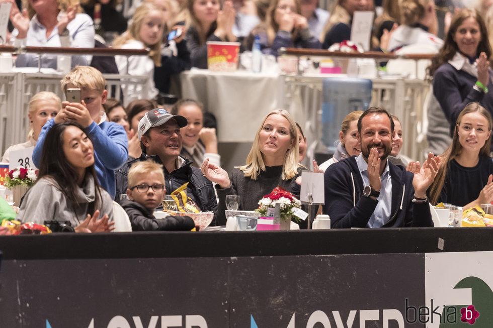 La princesa Mette-Marit y el príncipe Haakon animan a Marta Luisa de Noruega en el Show del Caballo de Oslo