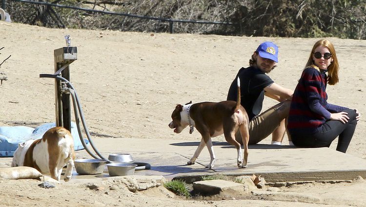 Shia LaBelouf y su mujer Mia Ghot pasean por California