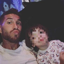 Sergio Ramos enseñando a su hijo Sergio Jr a poner morritos