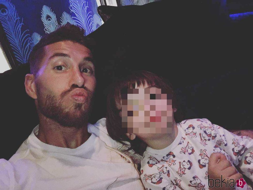 Sergio Ramos enseñando a su hijo Sergio Jr a poner morritos