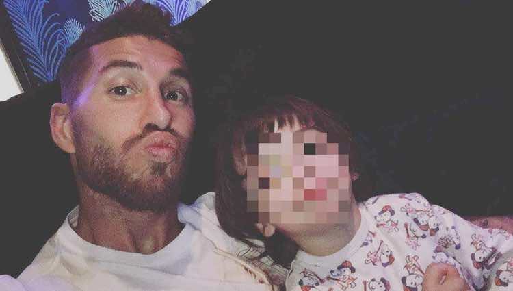 Sergio Ramos enseñando a su hijo Sergio Jr a poner morritos