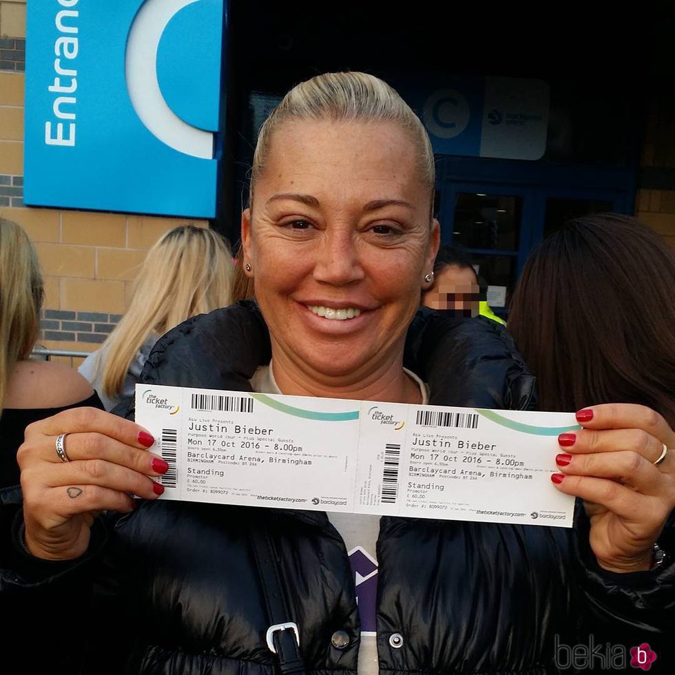 Belén Esteban con dos entradas para el concierto de Justin Bieber en Birmingham