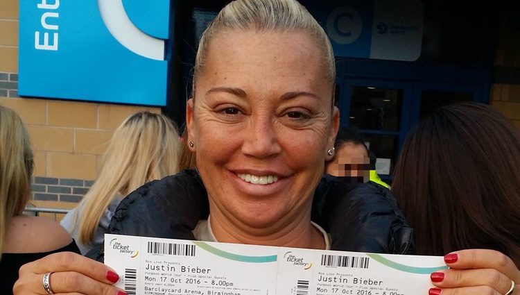 Belén Esteban con dos entradas para el concierto de Justin Bieber en Birmingham