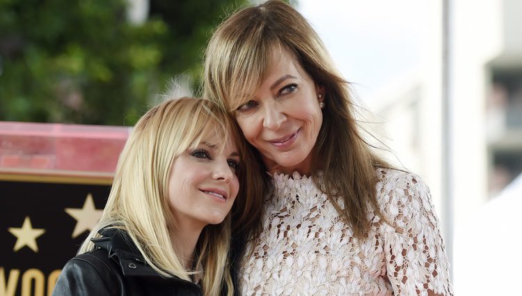 Allison Janney y Anna Faris posan en el Paseo de la Fama