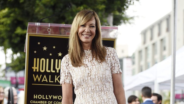 Allison Janney, sonriente junto a su estrella en el Paseo de la Fama