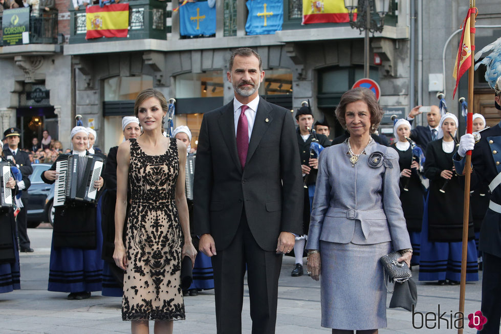 Los Reyes Felipe y Letizia y la Reina Sofía en los Premios Princesa de Asturias 2016