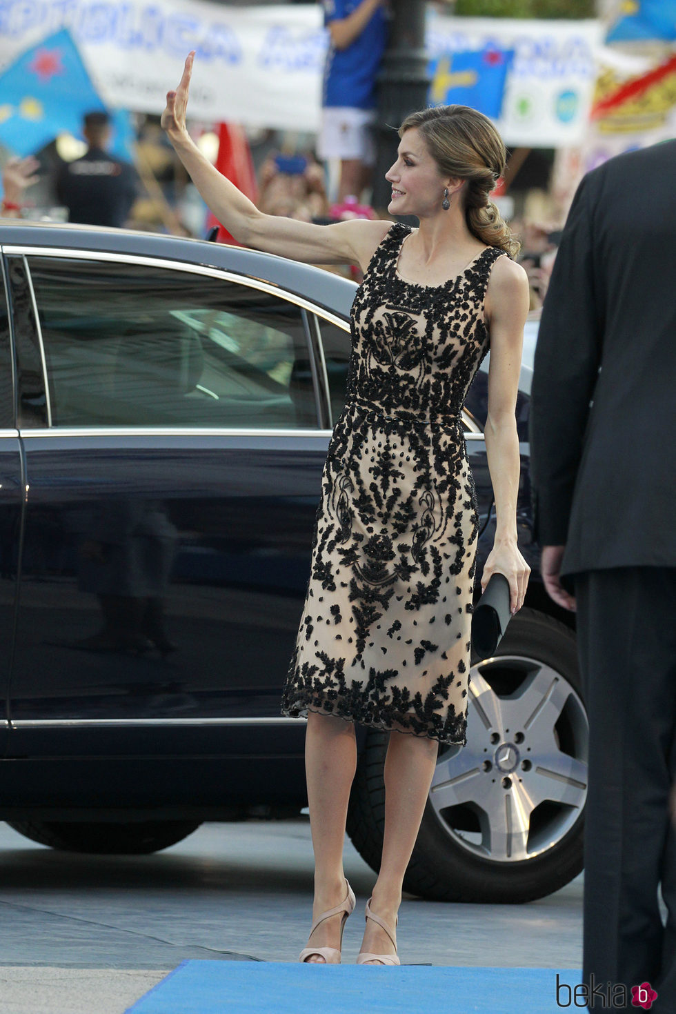 La Reina Letizia saludando a su llegada a los Premios Princesa de Asturias 2016