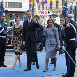 Los Reyes Felipe y Letizia y la Reina Sofía a la entrada del Teatro Campoamor en los Premios Princesa de Asturias 2016