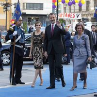 Los Reyes Felipe y Letizia y la Reina Sofía a la entrada del Teatro Campoamor en los Premios Princesa de Asturias 2016