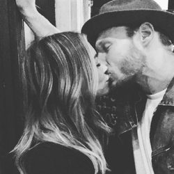 Hilary Duff dándose un beso con Jason Walsh