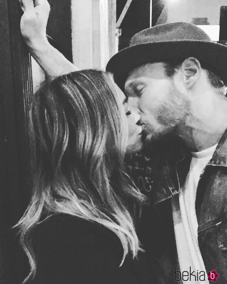 Hilary Duff dándose un beso con Jason Walsh