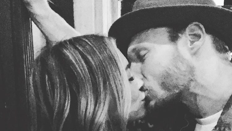 Hilary Duff dándose un beso con Jason Walsh