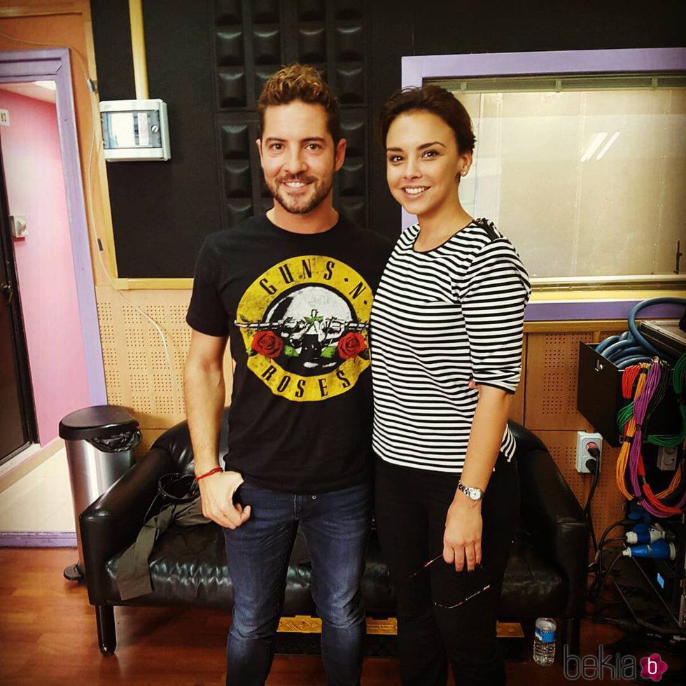 Chenoa y David Bisbal posando juntos en los ensayos del concierto 'OT. El Reencuentro'